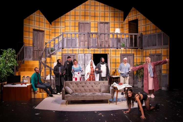 michael-frayn:-sardinky-na-scenu,-prosim!